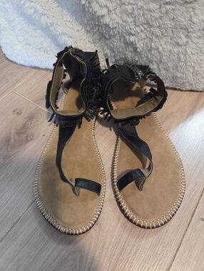 Manitobah leather thong sandals Sz 9